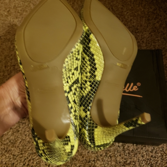Lulu's Mo Neon zyellow Snake Pointed Toe Pumps - Picture 2 of 7